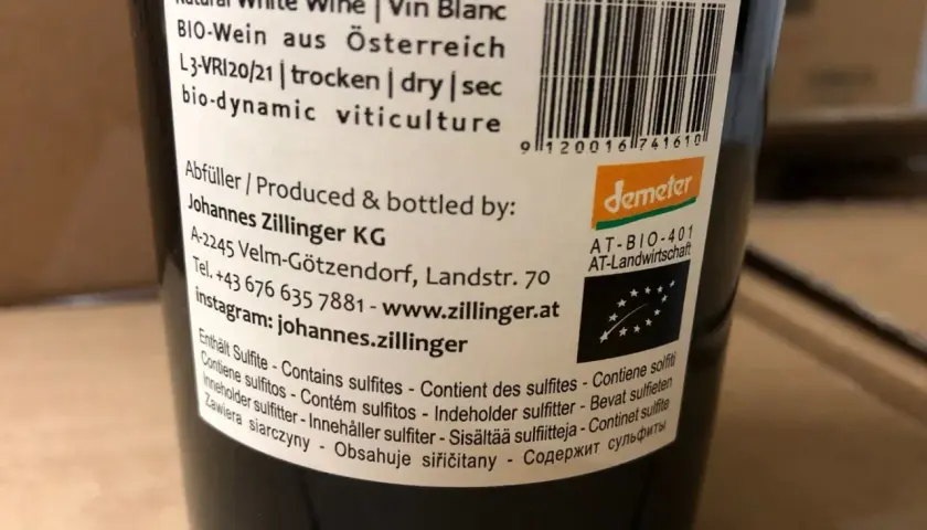 Bio-Wein aus Österreich, enthält Sulfite. Dieser natürliche Weißwein von Johannes Zillinger ist ein Produkt biodynamischer Weinkultur.
