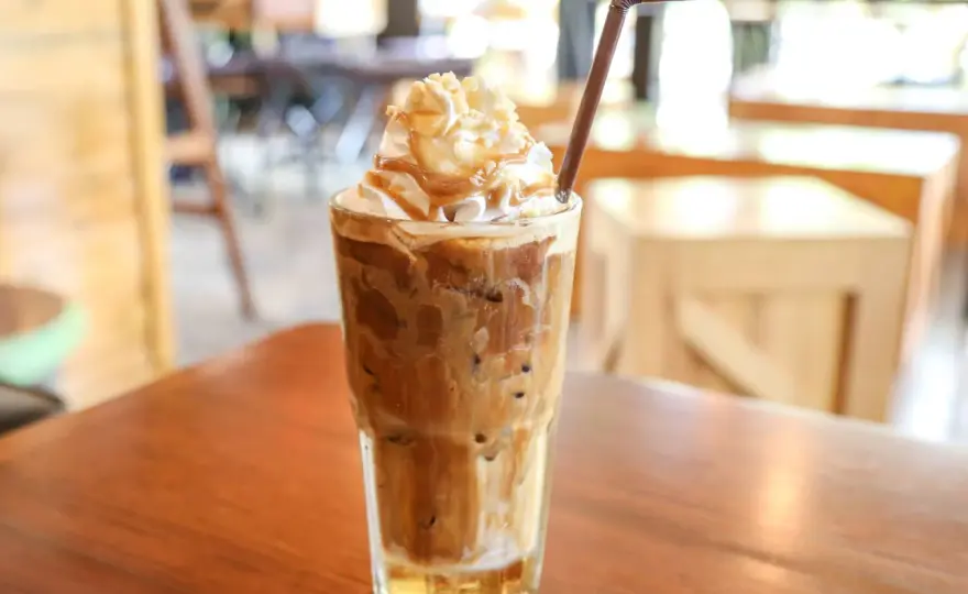 Klassischer Eiskaffee mit Vanilleeis einfach selber machen
