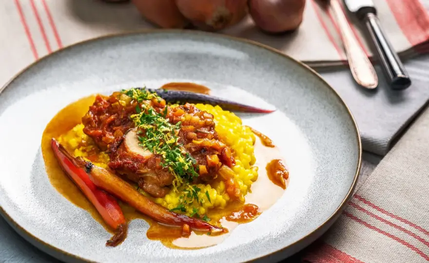 Ossobuco alla milanese mit Gremolata und Safranrisotto