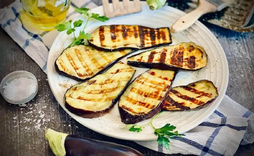 Aubergine vom Grill - außen aromatisch, innen saftig