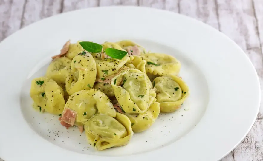 Spinat-Ricotta-Tortellini richtig zubereiten und servieren
