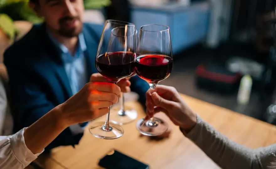 Weinglas richtig halten beim Aperitivo in Italien