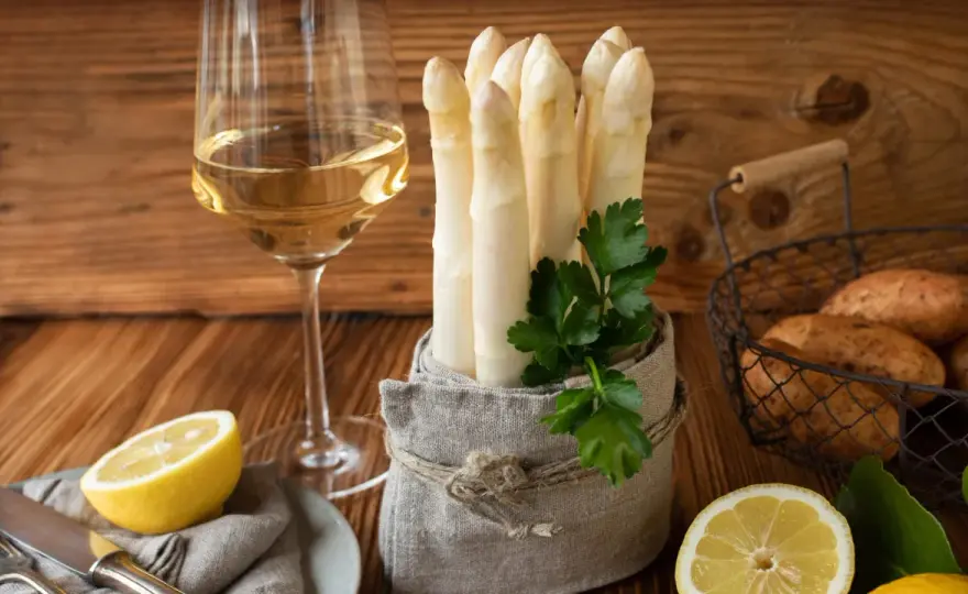 Welcher Wein zu Spargel? Die besten Rebsorten für jedes Gericht