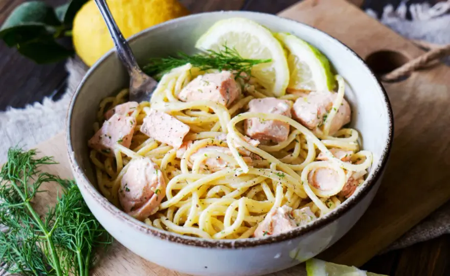 Lachspasta mit Zitronensauce - cremig und schnell gemacht