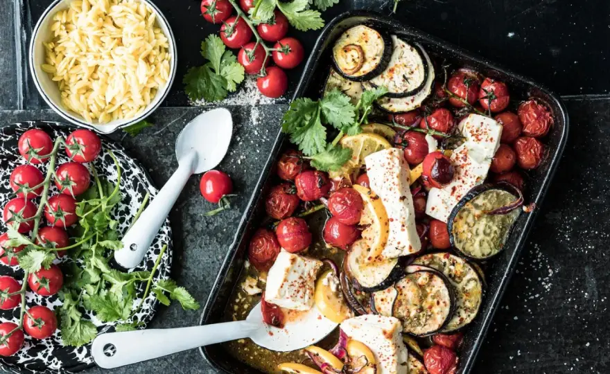 Aubergine mit Feta und Tomate - so gelingt's im Ofen