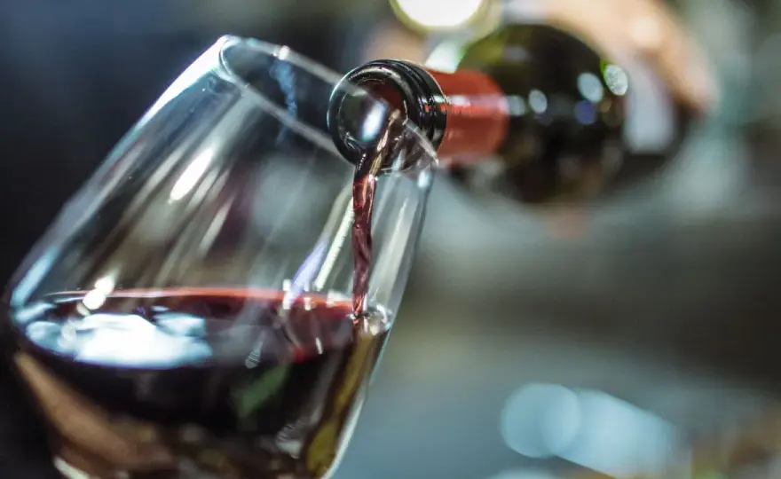 Wie lange hält Wein? Haltbarkeit, Lagerung und Anzeichen