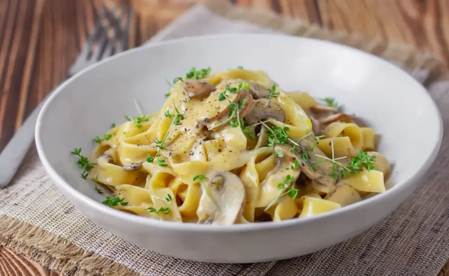 Tagliatelle mit Champignons und cremiger Pilzsauce