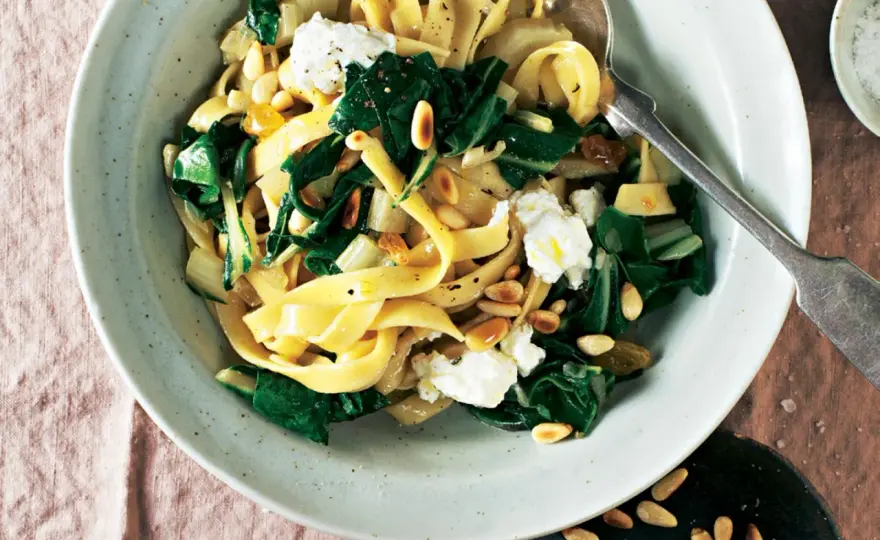 Italienischer Mangold mit Pasta, Ricotta und Knoblauch