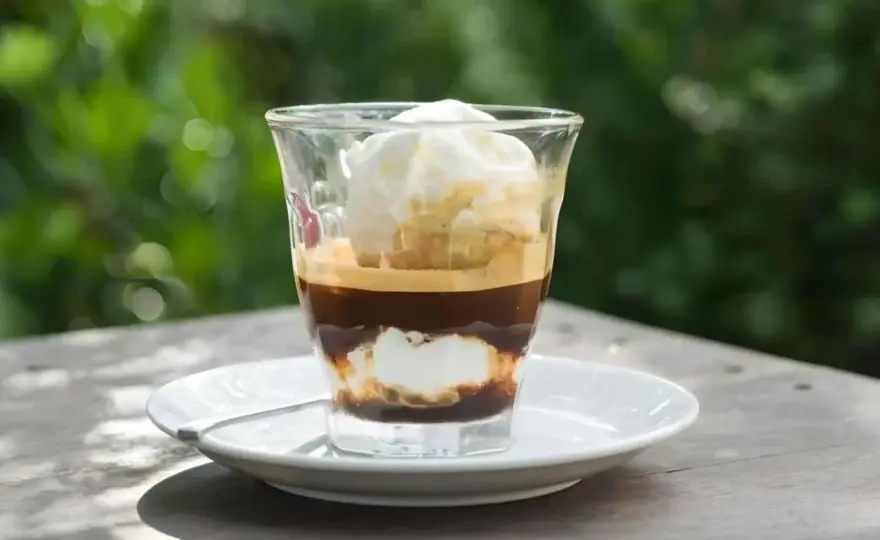 Affogato al caffè mit Espresso und Vanilleeis perfekt zubereiten
