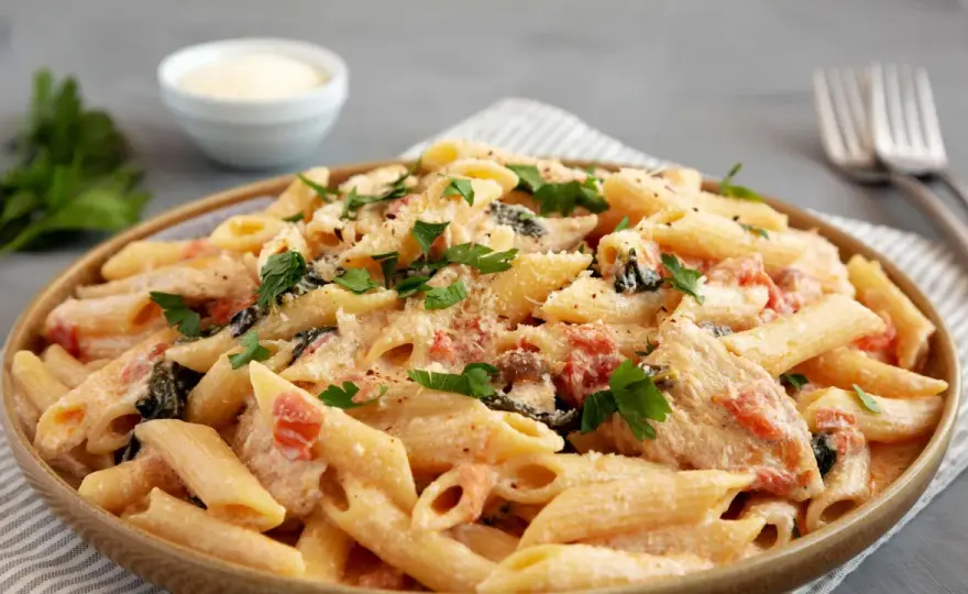 Cremige Pasta mit getrockneten Tomaten in 25 Minuten