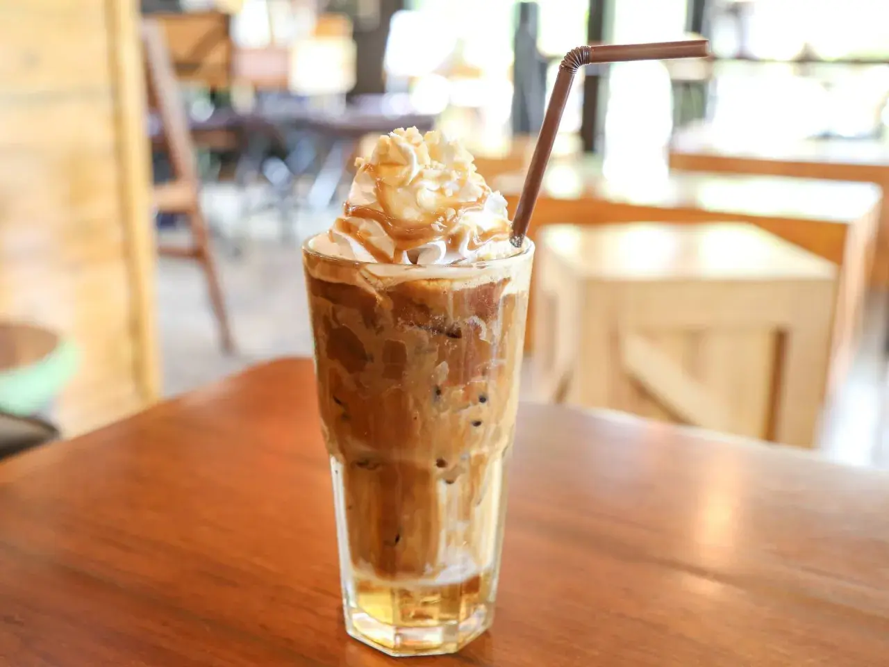 Ein cremiger Eiskaffee mit Sahne und Karamellsoße, perfekt für ein Eiskaffee Rezept.