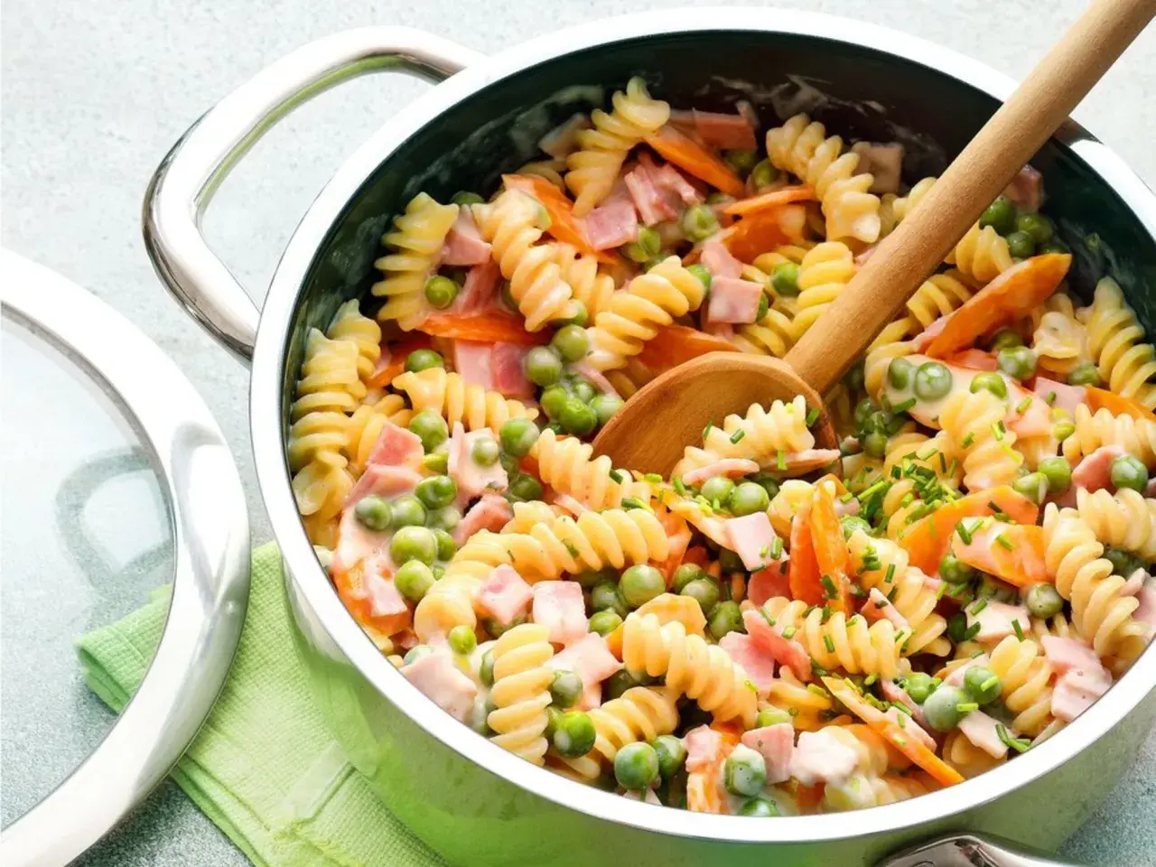 Leckere Nudeln mit Erbsen, Karotten und Schinken in cremiger Soße – schnelle Pasta Rezepte Kinder lieben dieses Gericht!