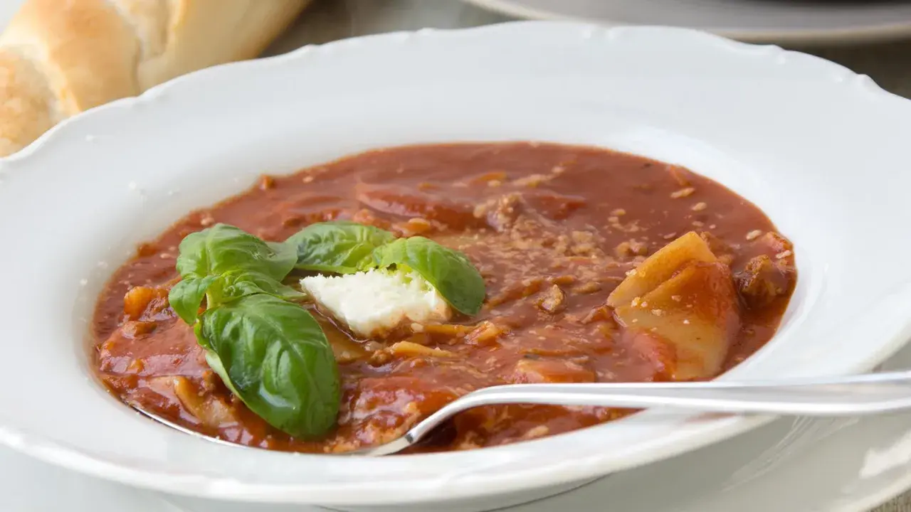 Herzhaftes Lasagnesuppe Rezept mit frischem Basilikum und Käse. Ein Genuss für kalte Tage.