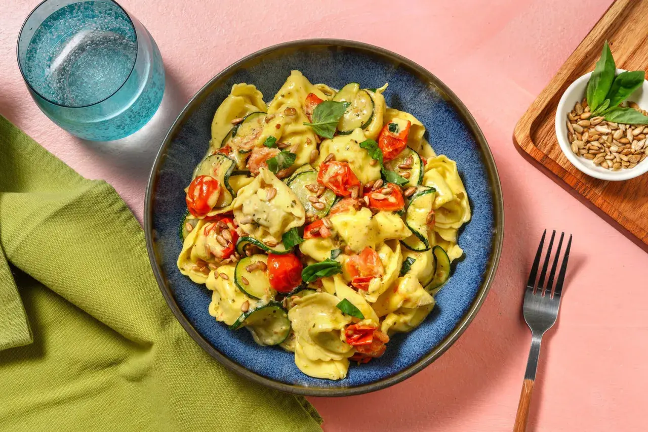Ein köstliches Tortellini One Pot Gericht mit Zucchini, Kirschtomaten und Sonnenblumenkernen in cremiger Sauce.