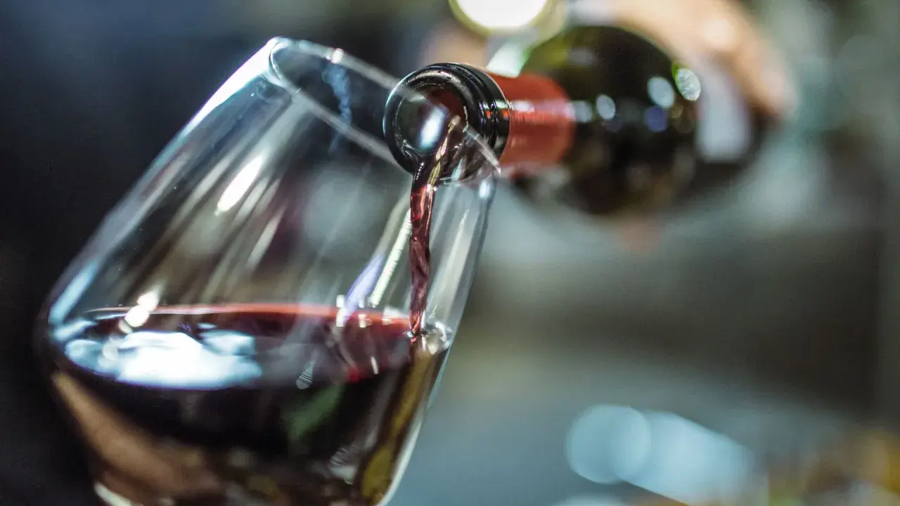 Rotwein wird in ein Glas gegossen. Ob das Wein-Ablaufdatum überschritten ist, ist nicht ersichtlich.