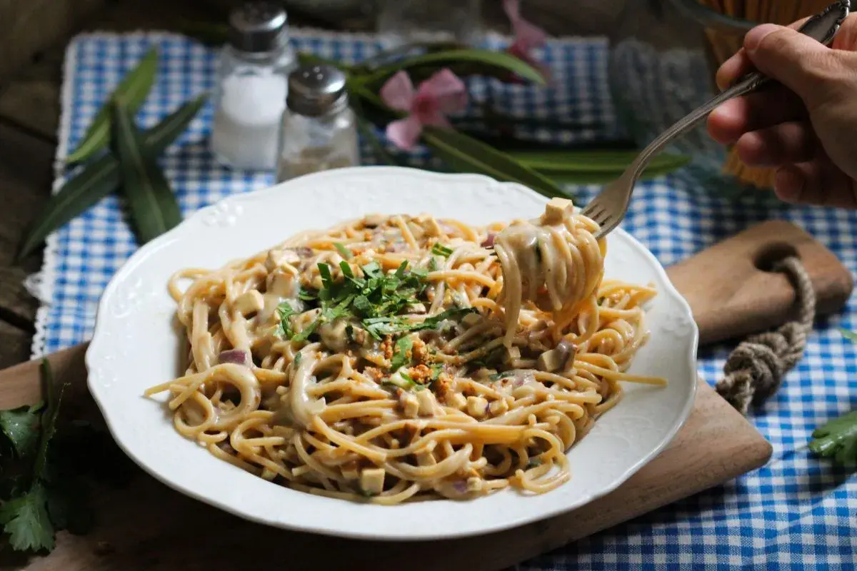 Cremige Spaghetti mit Tofuwürfeln und Kräutern, ein köstliches Beispiel für einfache Pasta Rezepte.