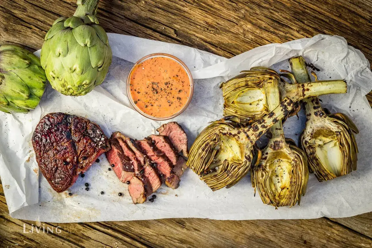 Saftiges Steak und perfekt gegrillte Artischocken mit Dip. Ein Genuss für alle Sinne, der Lust auf mehr macht.