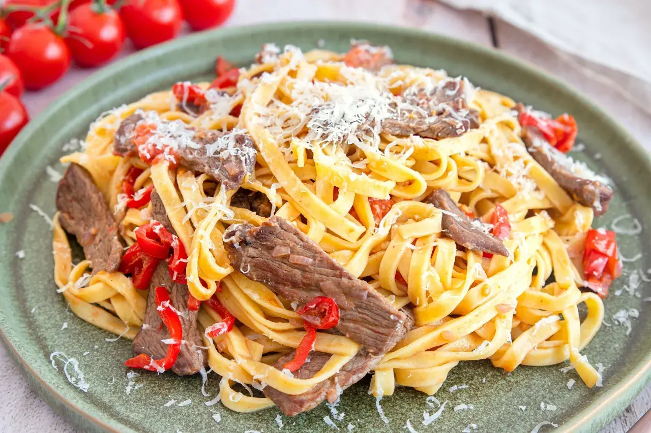 Pasta mit Filetspitzen, italienisch zubereitet mit Tomaten und Parmesan.