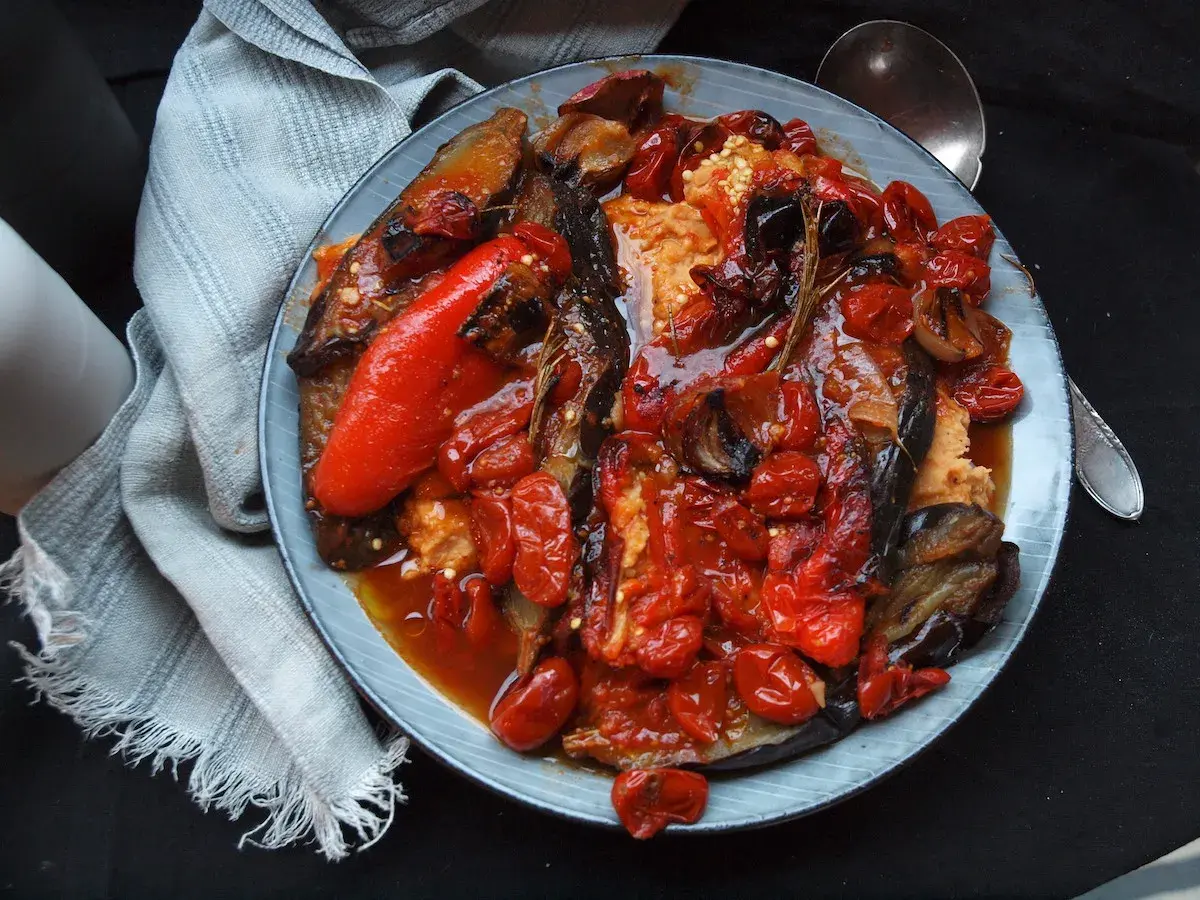 Herzhaftes aubergine paprika rezept: Gegrillte Auberginen und Paprika mit Tomaten und Zwiebeln in einer würzigen Sauce.