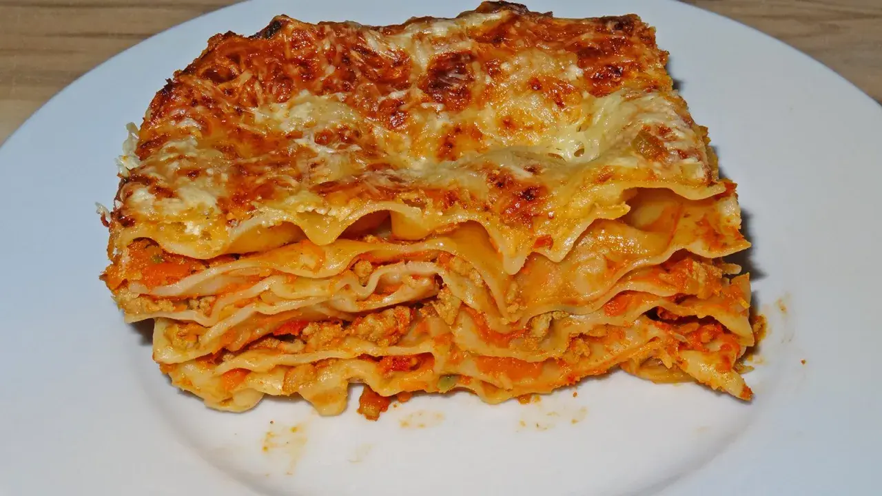 Ein Stück Lasagne mit Hackfleisch, geschichtet mit Nudelplatten und Tomatensauce, überbacken mit Käse.