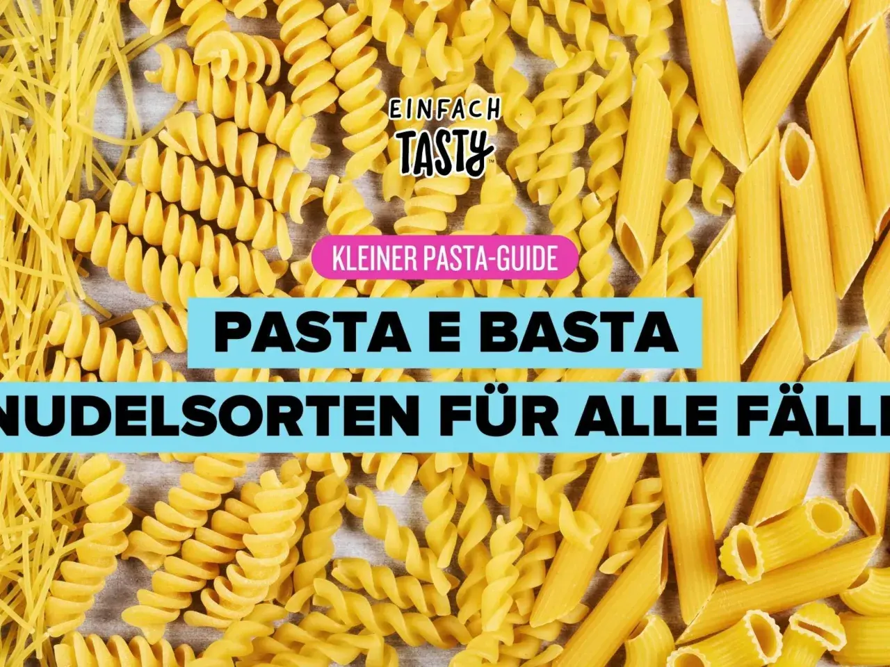 Bunte Nudelsorten wie Penne, Fusilli und Spaghetti liegen nebeneinander. Ein kleiner Pasta-Guide erklärt, wie lange Penne kochen.