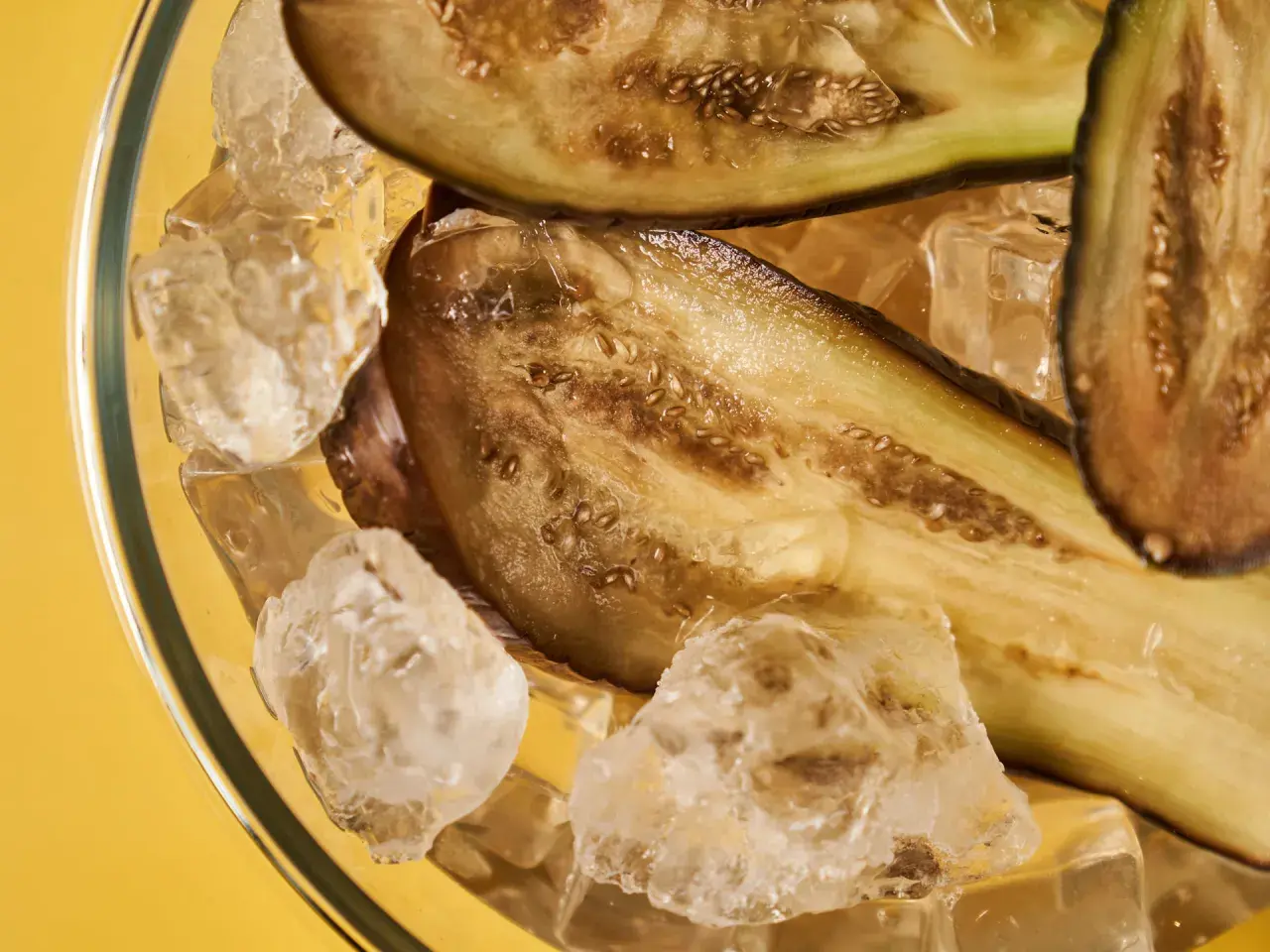 Gekühlte Auberginenscheiben in Eiswürfeln. Perfekt für das Aubergine einfrieren, um Frische zu bewahren.