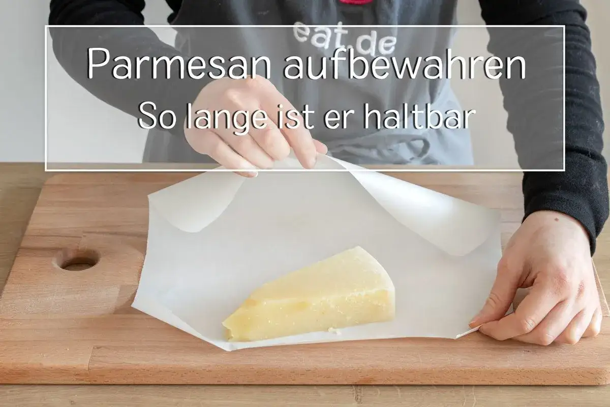 Parmesan aufbewahren: Ein St&uuml;ck Parmesan wird auf Backpapier gelegt. So kann man Parmesan einfrieren und lange haltbar machen.