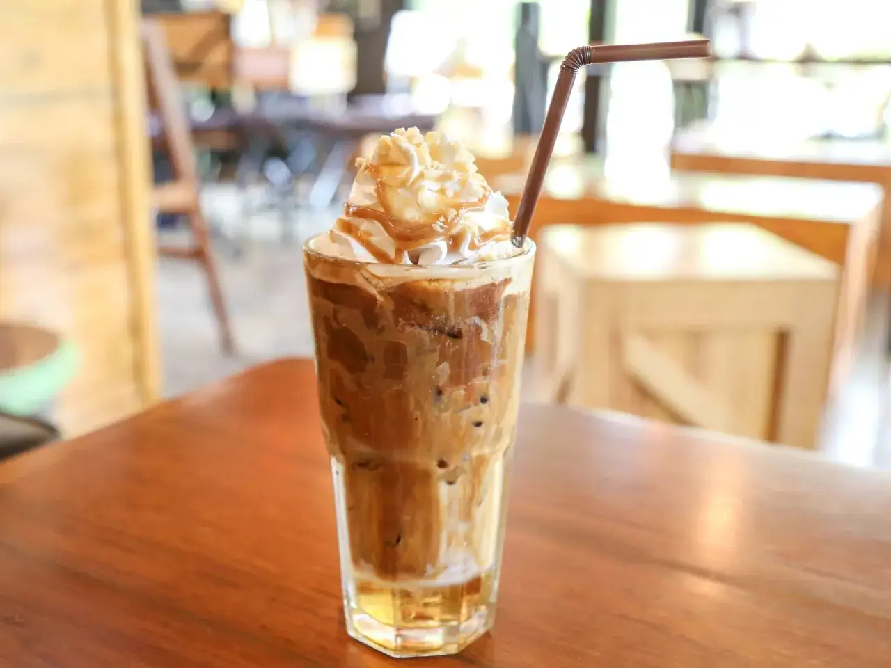 Ein cremiger Eiskaffee mit Sahne und Karamellso&szlig;e, perfekt f&uuml;r ein Eiskaffee Rezept.