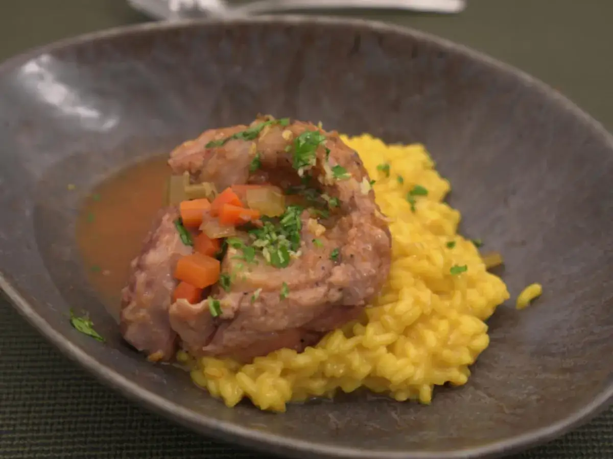Ein köstliches Ossobuco Rezept mit zartem Kalbfleisch, karamellisierten Karotten und cremiger Safranrisotto-Beilage.