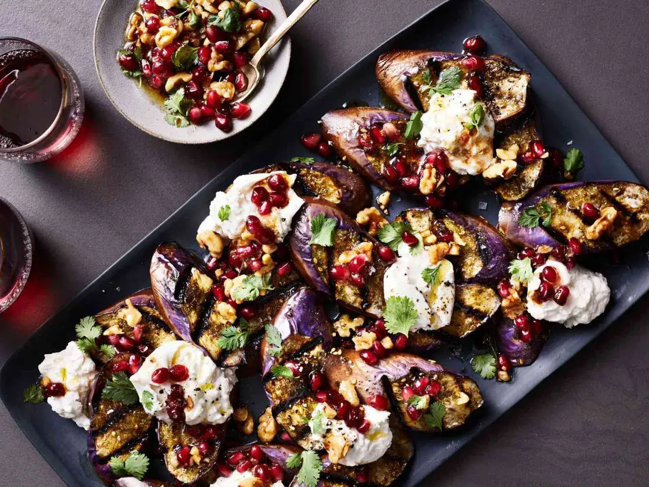 Gegrillte Auberginenspalten mit Burrata, Granatapfelkernen und Walnüssen. Perfekt für Burrata Rezepte Vorspeise.