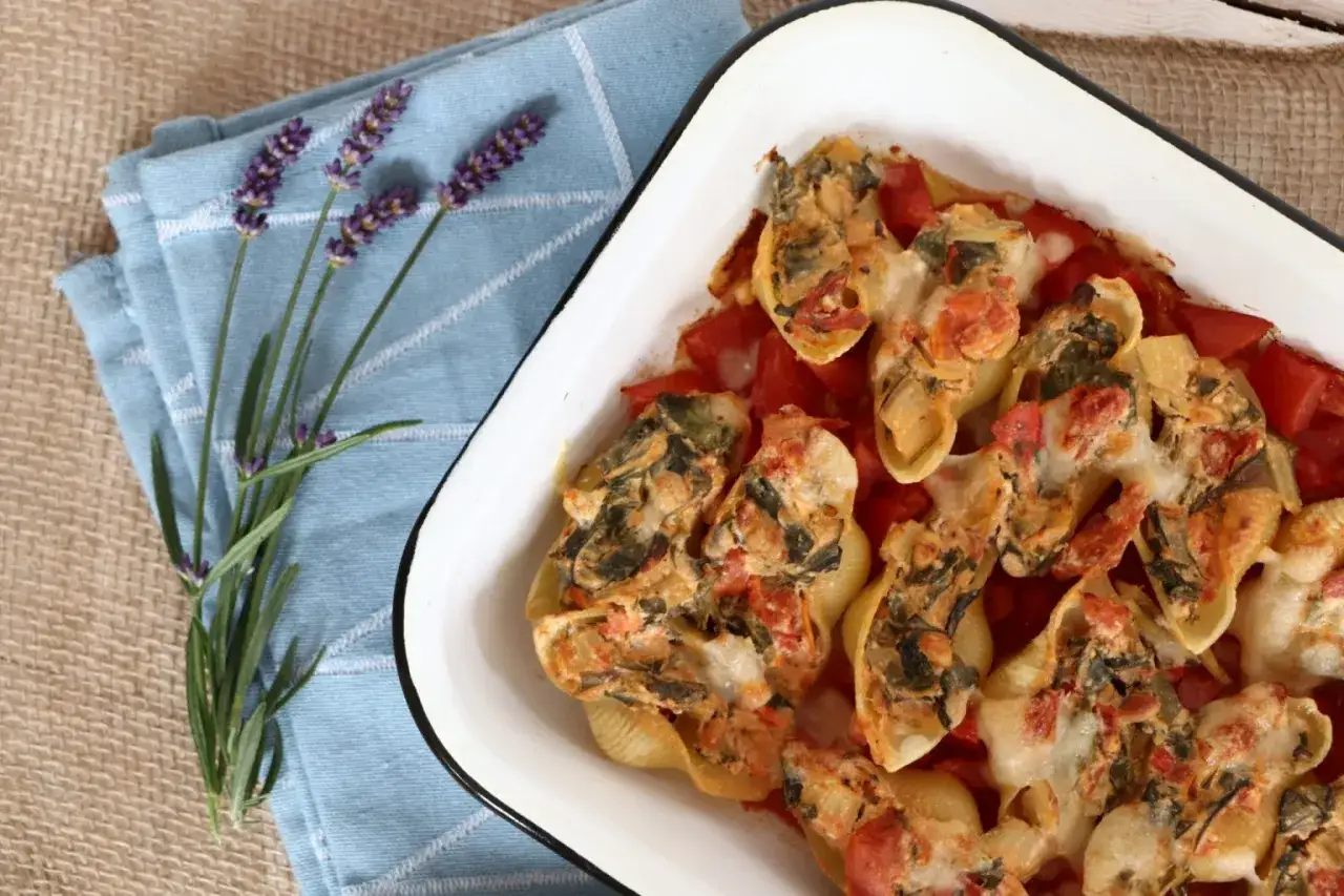 Gef&uuml;llte Muschelnudeln mit Mangold, Tomaten und K&auml;se, inspiriert von italienischen mangold rezepten. Daneben Lavendel auf blauem Tuch.