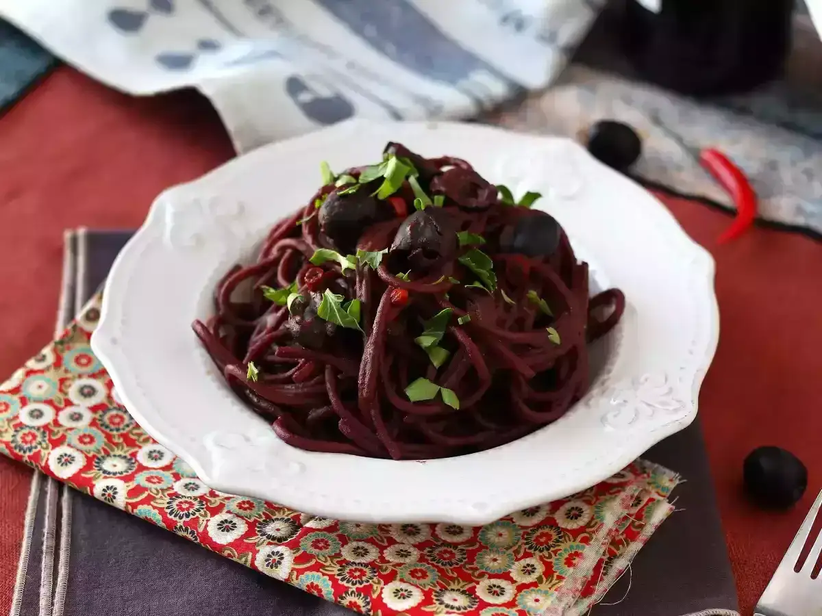 Dunkle Spaghetti mit Oliven und Kräutern. Ein Gericht, das die Frage aufwirft: welcher Wein zu Pasta?