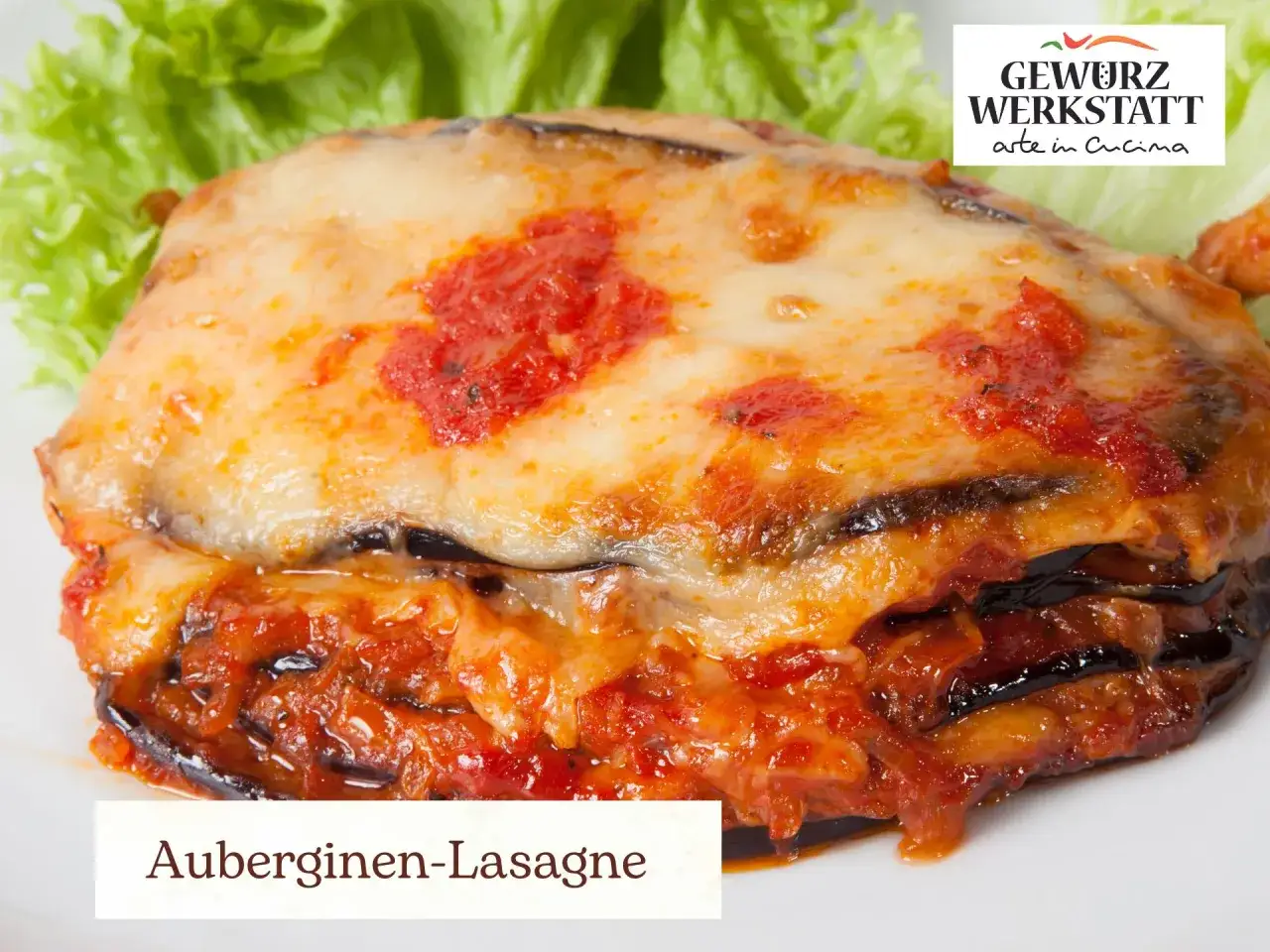 Herzhafte Auberginen-Lasagne mit geschmolzenem K&auml;se und Tomatensauce, garniert mit frischem Salat. Ein Genuss f&uuml;r jeden Gaumen.