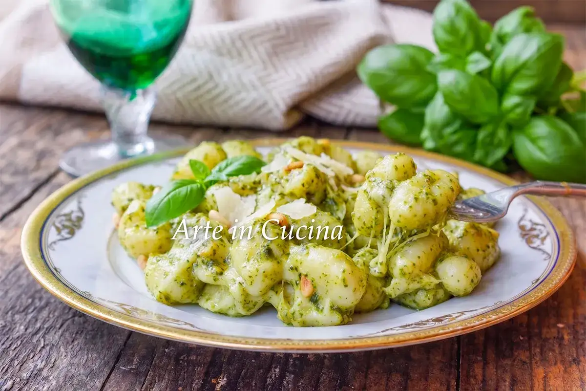 Gnocchi mit cremigem Pesto, Pinienkernen und Parmesan, garniert mit frischem Basilikum. Ein k&ouml;stliches Gericht, das Lust auf mehr macht.