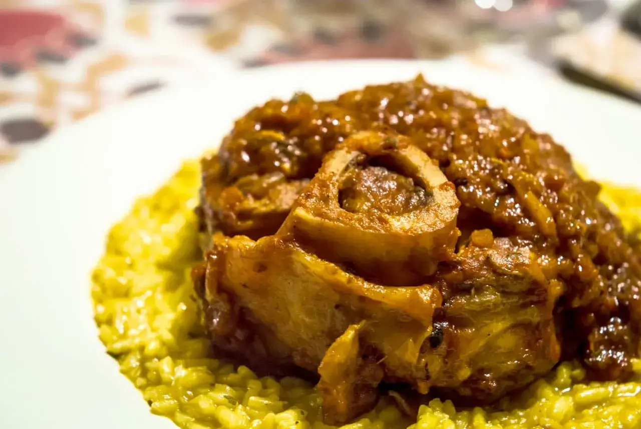 Ein zartes Ossobuco, geschmort in einer reichen Sauce, serviert auf cremigem Risotto. Ein Klassiker der italienischen K&uuml;che.