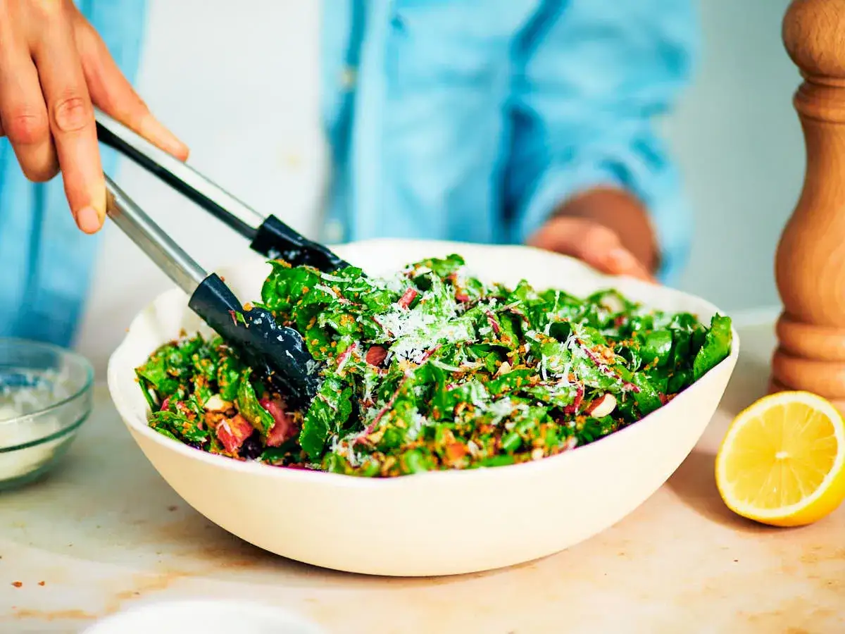 Frischer Salat mit Mangold, N&uuml;ssen und Zitrone. Ja, man kann Mangold roh essen und ihn so in einem leckeren Gericht genie&szlig;en.