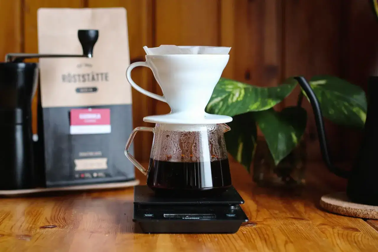 Frisch gemahlener Kaffee tropft in die Karaffe. Der Prozess, um perfekten Filterkaffee zu kochen, beginnt.