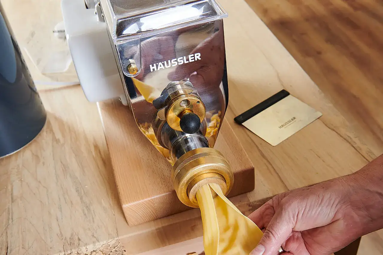 Frische Pasta aus der Haussler Maschine: Mit dieser Nudelmaschine wird nudelteig machen zum Kinderspiel.