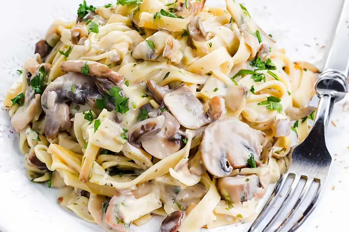 Cremige Tagliatelle mit Pilzen und frischer Petersilie, ein Genuss f&uuml;r jeden Pasta-Liebhaber.