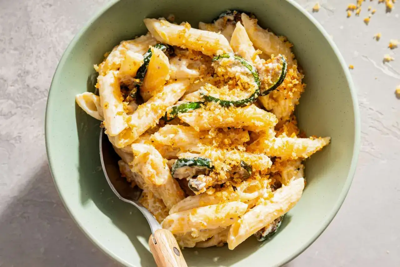 Cremige Penne mit Zucchini und Ricotta, überbacken mit knusprigen Semmelbröseln. Ein köstliches Gericht, das Lust auf mehr macht.