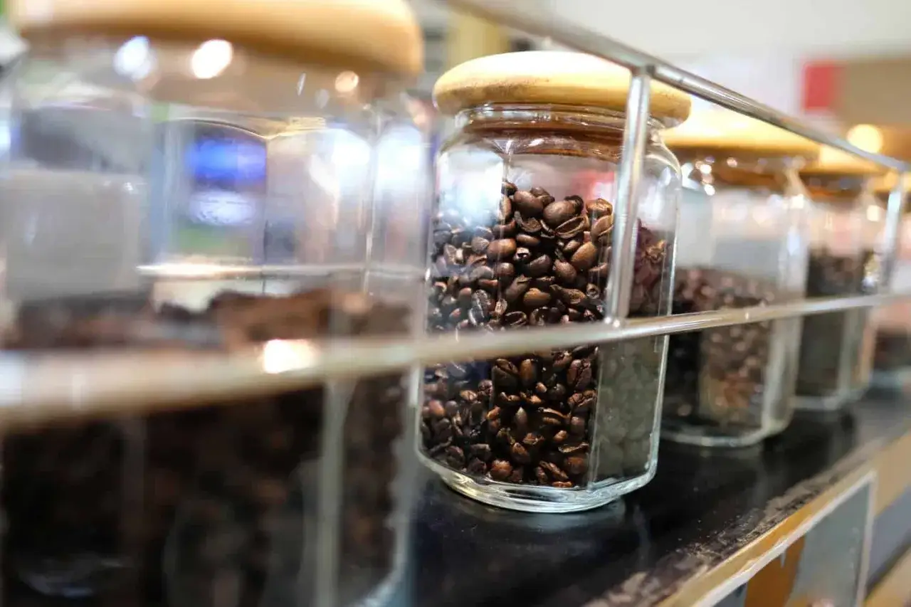 Mehrere Gl&auml;ser mit Kaffeebohnen, perfekt zur Aufbewahrung von Kaffee.