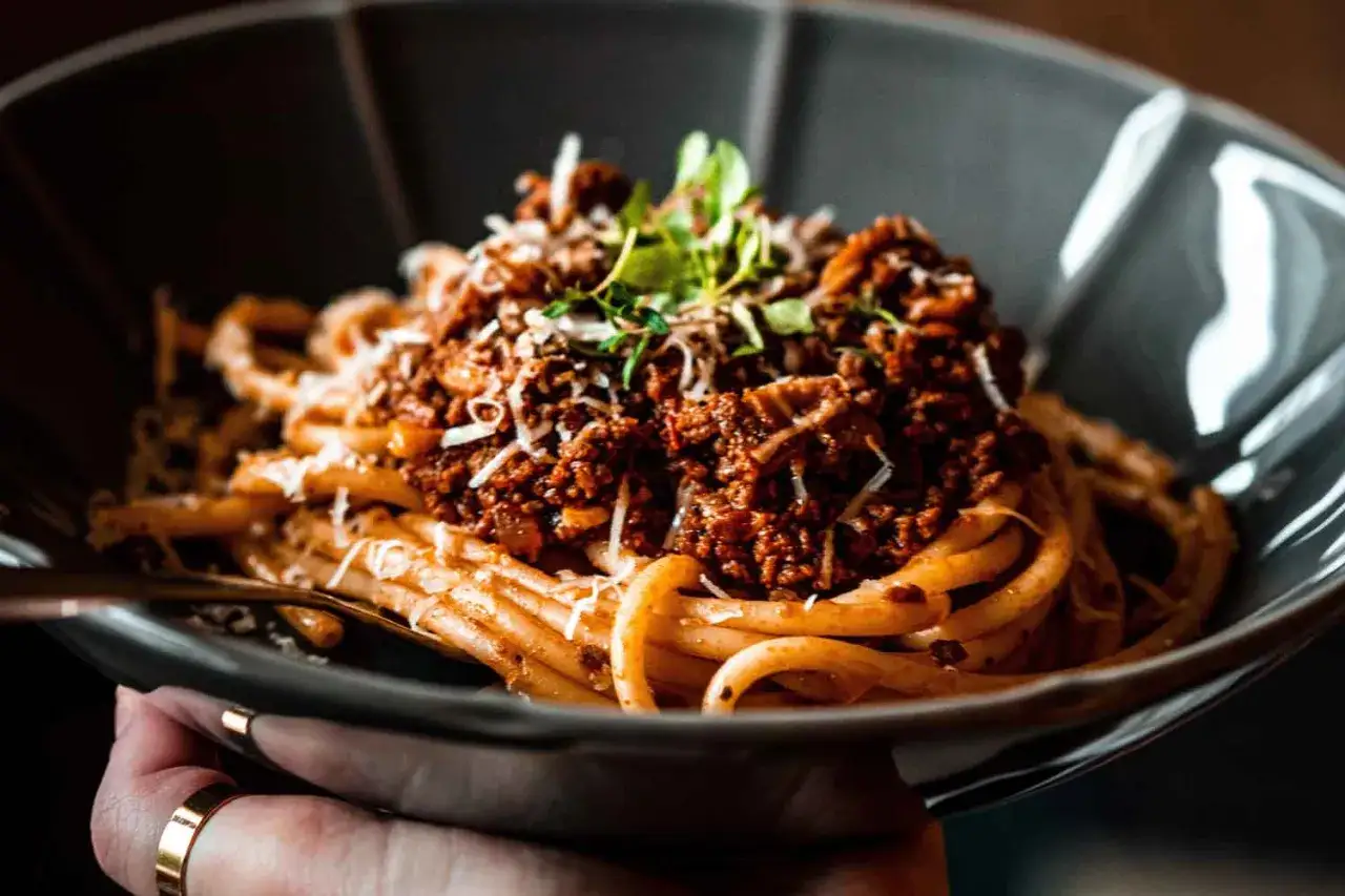 Herzhaftes Pasta Ragu mit Hackfleisch und Parmesan, garniert mit frischen Kr&auml;utern. Ein Klassiker, der immer schmeckt.
