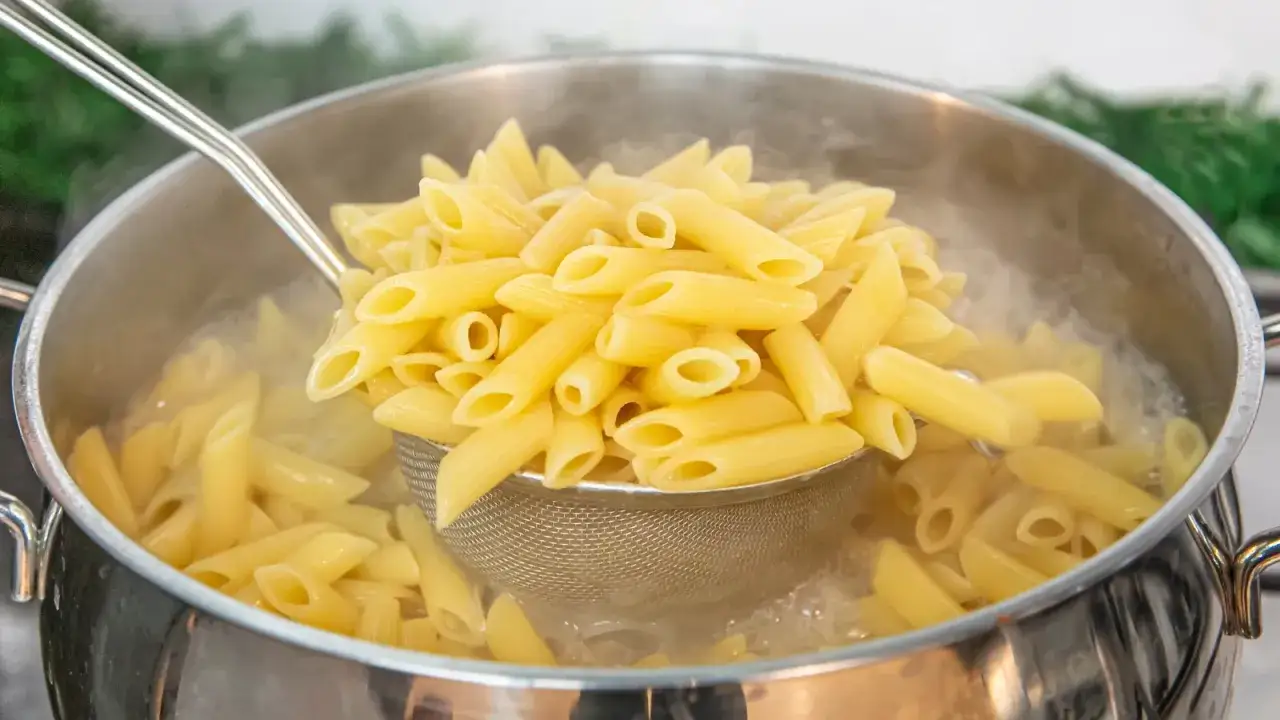 Penne werden in kochendem Wasser gegart. Die genaue Kochzeit h&auml;ngt von der Dicke der Nudeln ab, aber meistens sind sie nach 8-12 Minuten al dente.