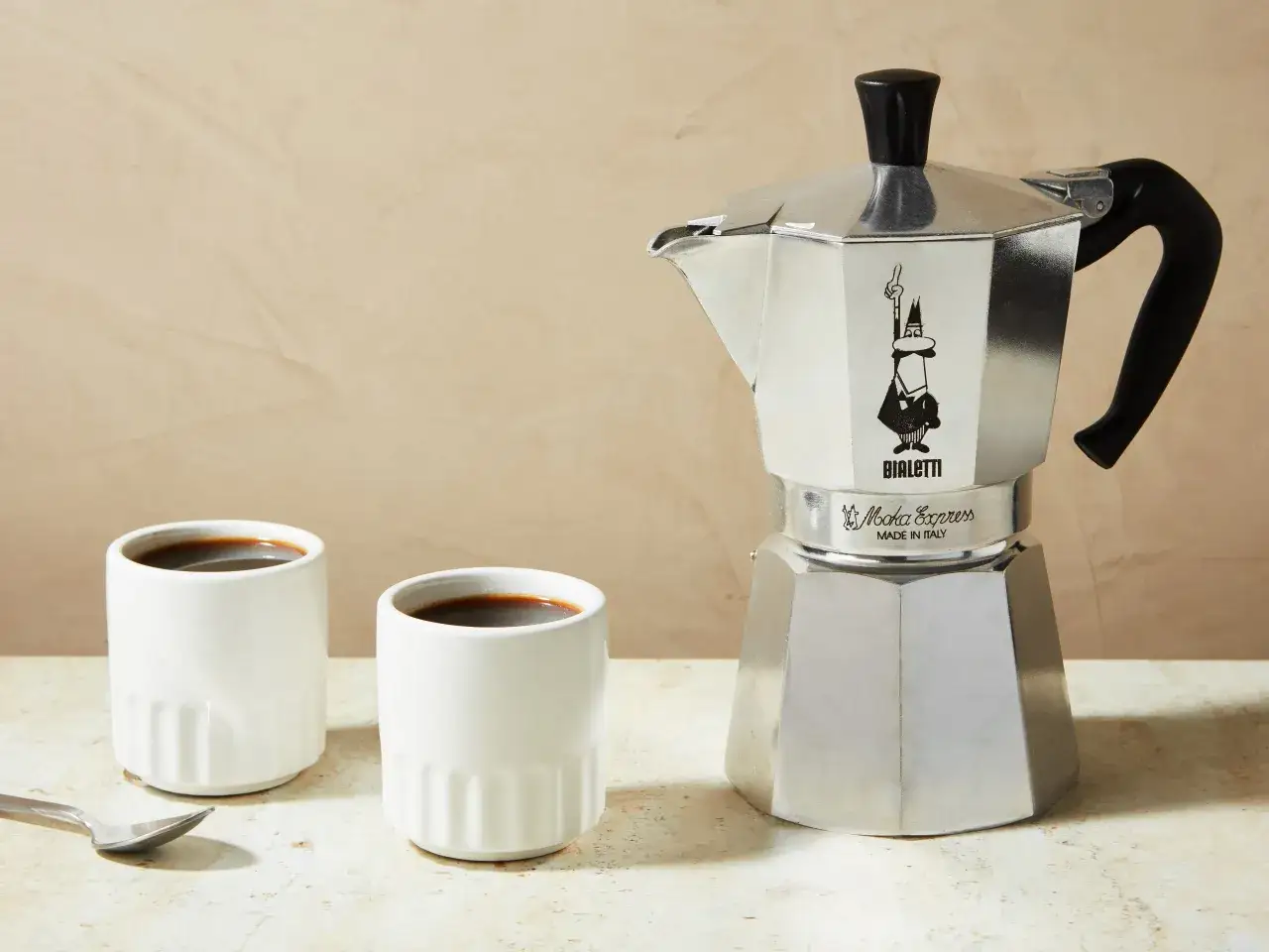 Mokka-Kanne von Bialetti mit zwei Tassen Kaffee. So wird Mokka zubereitet.