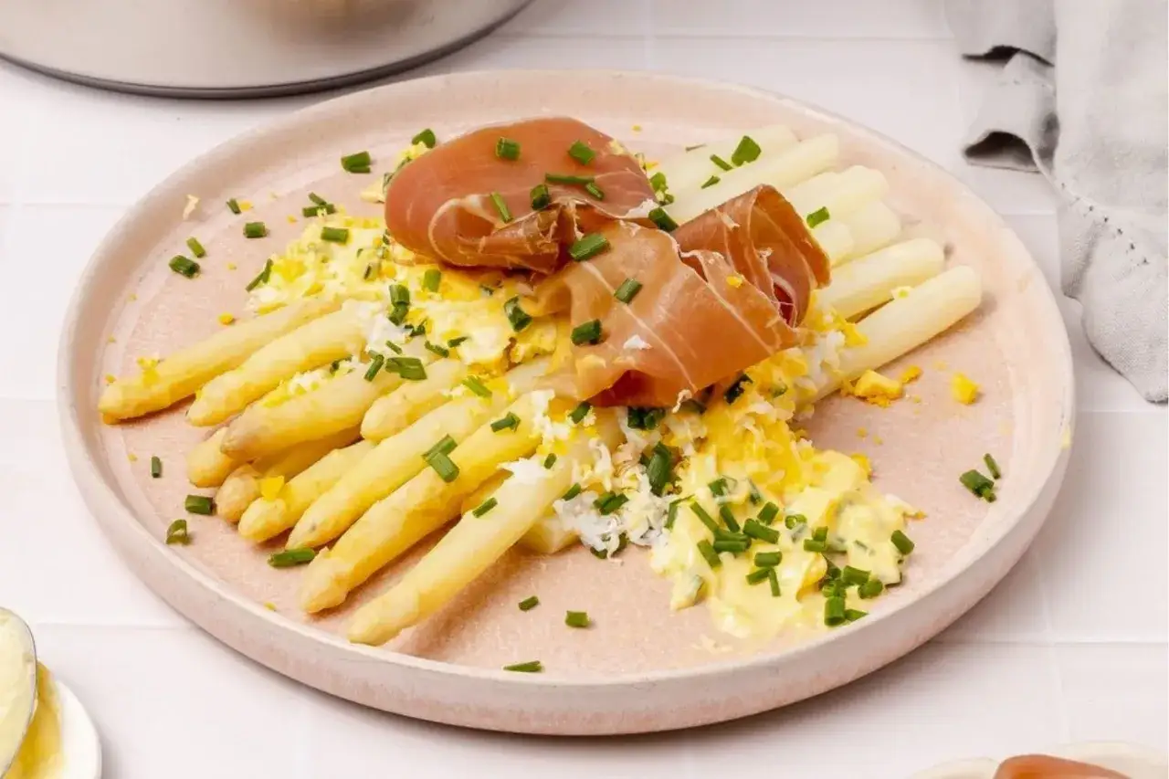Spargel mit Schinken und Ei. Ein Klassiker, der nach dem richtigen Wein fragt: welchen Wein zu Spargel?