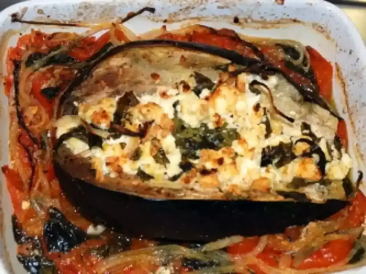Gef&uuml;llte Aubergine mit Feta und Tomaten, im Ofen gebacken.