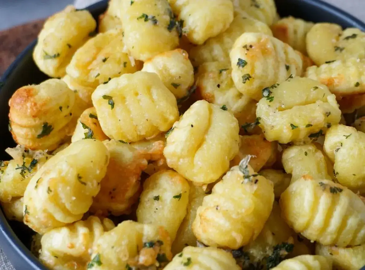 Goldbraun gebackene Kartoffelgnocchi, bestreut mit Petersilie. So sehen leckere Gnocchi aus!