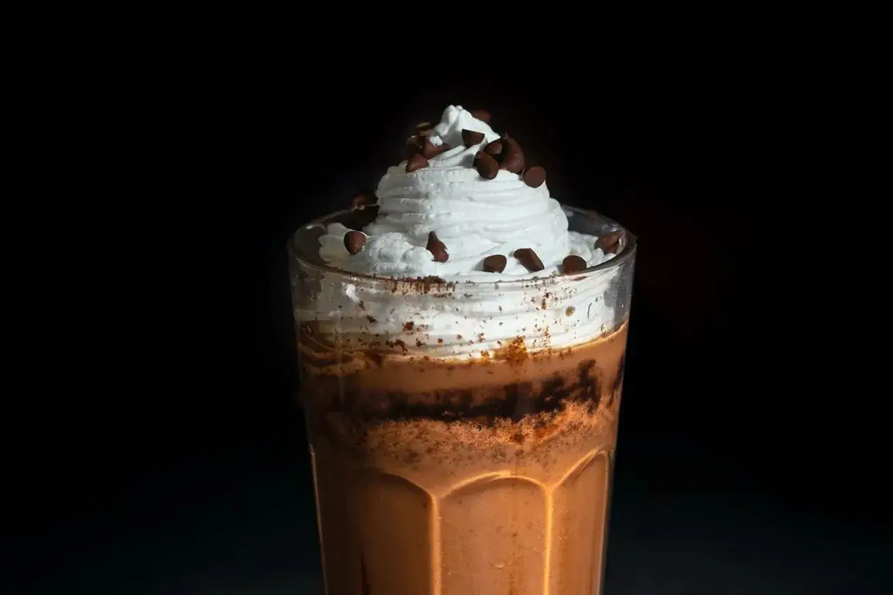 Ein cremiger Espresso Frappe mit Sahne und Schokost&uuml;ckchen, perfekt f&uuml;r einen s&uuml;&szlig;en Genuss.
